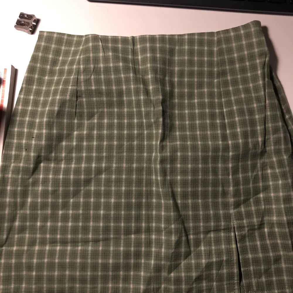 Finaste rutiga gröna kjolen i linne 🖤 aldrig använd då den är för liten för mig, inköpt för 240 kr. Den är grönare i verkligheten. Kjolar.