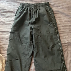 Coola byxor! - Ett par grå ”tränings”byxor från SOC, storlek syns inte då lappen är avklippt. Men som jämförelse är jag 165 och har xs/s i byxor! I övrigt är dom i perfekt skick. Två fickor, justerbar i midjan och dragsko vid foten! 70kr + 52kr frakt = 122kr eller mötas i Uppsala.