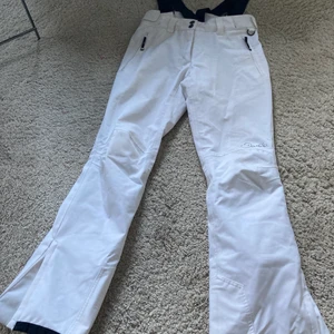 Vita skidbyxor  - Jättesnygga vita skidbyxor som sitter perfekt! Älskade verkligen dessa men de har tyvärr blivit för små :/ köpts från Zalando i storlek 34. Går att ta bort hängslen och de är även justerbara i midjan🥰 
