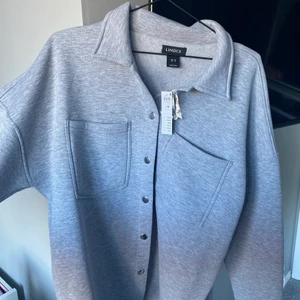 Jacka - En grå ”jacka” från Lindex med jätte mysig insida. Aldrig använd!