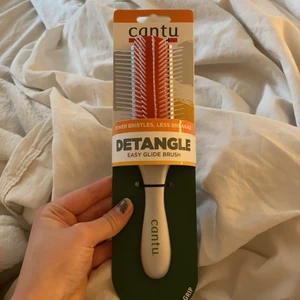Borste oanvänd  - Passar bra för er som har krulligt hår och ska borsta ut era lockar, väldigt skonsam för håret