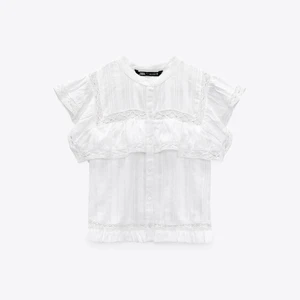 Volangtopp Zara - Söt slutsåld volangtopp från zara! Säljer denna för att jag inte är i behov av den längre. Använd ett fåtal gånger👌