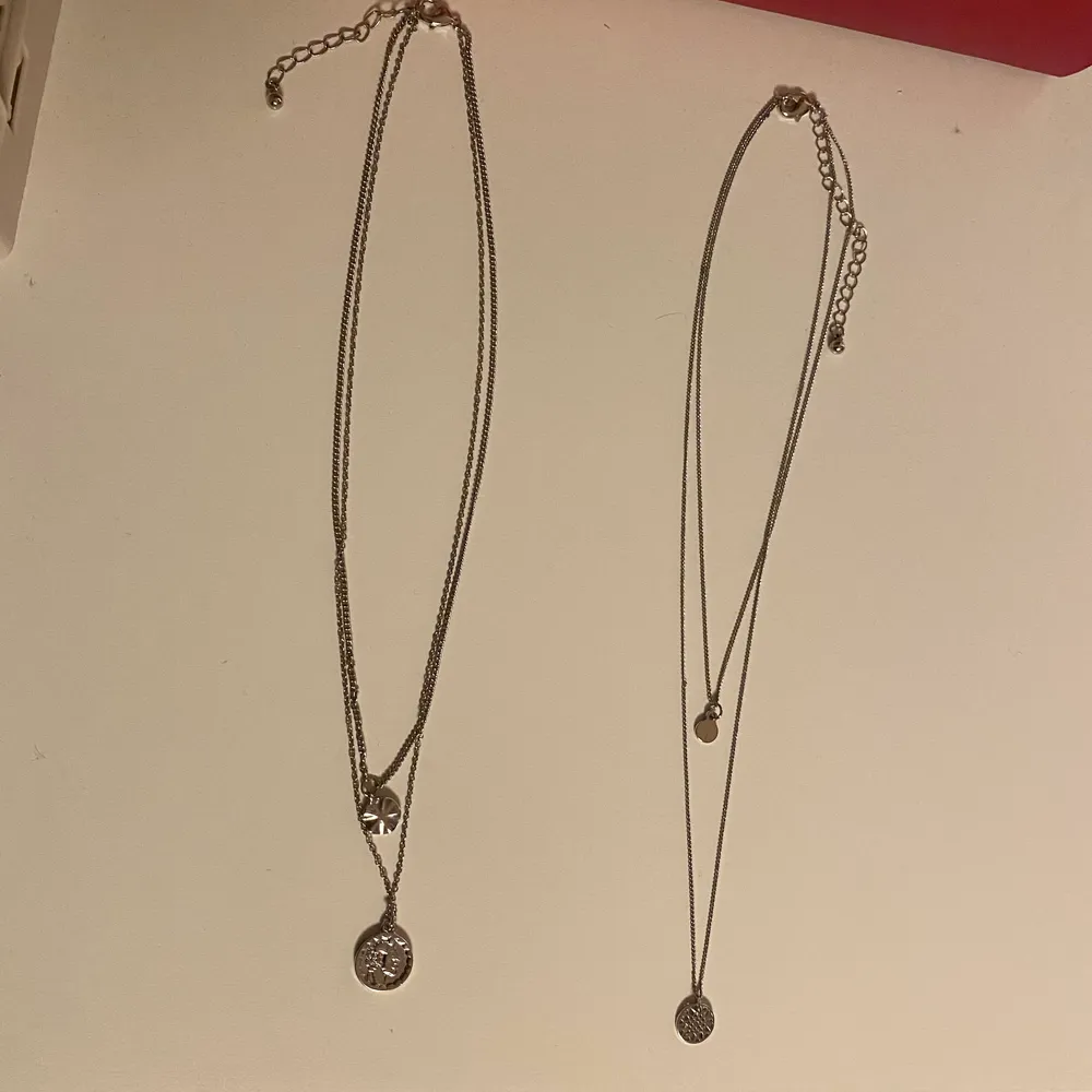 silverfärgade halsband med flera rader! tror båda är köpta från asos :-) knappt använda då jag har för mycket halsband :-( säljer för 50kr/st eller båda för 85! . Accessoarer.