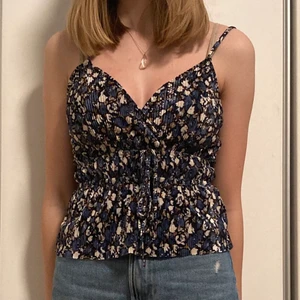 Mörk blåt linne  - Mörk blåt linne i stretchigt tyg med blommor på 🌷 med dragsko i midjan <33 (aldrig använt) 