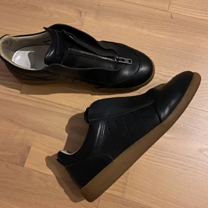 Maison Margiela Skor - storlek 43 låda följer med. Skriv om du har någon fråga!