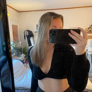 Stickad croptop - Stickad svart croptop med krage från ASOS, collusion. Aldrig använd. Storlek 40 men skulle säga att den är liten i storleken.  Frakt tillkommer✨