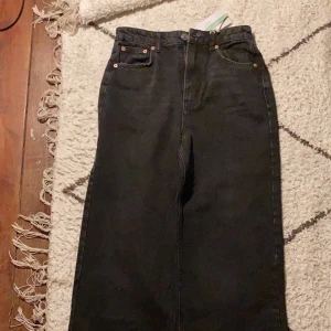 Svarta jeans - Aldrig använda. Har kvar prislapp. Nypris. 600kr och säljs för 500kr. Fick i julklapp, tyvärr för stora i midjan så säljer dom. Från Gina tricot. Storlek 36, passar mig i längden (är 1,68). Man kan få bättre bilder om man vill ❤️