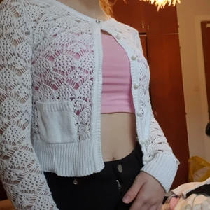 Mönstrad kofta  - Såå fin mönstrad kofta med en fin brodering och detaljer!! Passar perfekt med vad som under, i storlek  xs/s, passar perfekt till sommaren, skriv vid intresse💞