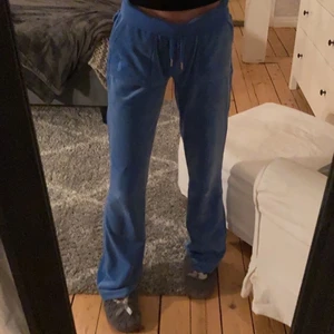 Juicy couture byxor - Säljer ett par juicy couture byxor stl xs pågrund av att de är lite stora använda fåtal gånger nyskick skicka pm för mer bilder                                                                                               För snabbt köp så släpper jag de för 1400