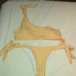 Bikiniset 2 delar - Gul/vit randig bikiniunderdel och överdel från Shein i storlek S. Båda helt oanvända. Överdelen har uttagbara inlägg. Nypris 99kr, säljer för 70kr. 