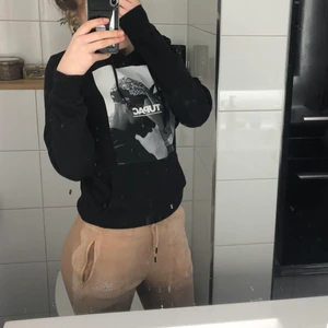 2pac hoodie 💕 - Använd och är i ett fint skick, från Mister tee. Originalet kostar 559kr🤍✨