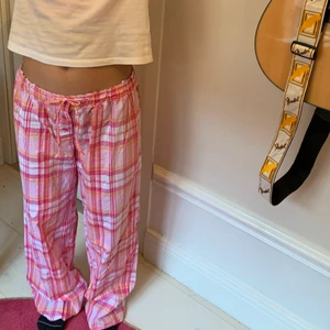 Byxor - Super söta byxor som funkar som pjamas eller på en skön sommardag. Byxorna är i m men för mig som är 176 är dom presis till hälarna på bilden är de en tjej som är 160. Super bra skick inga defekter💕