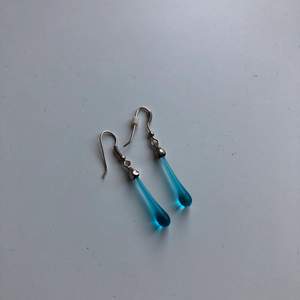 små droppvis blå glasörhängen väldigt lätta att bära