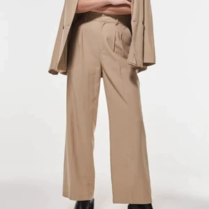 Beiga kostymbyxor - Säljer dessa fina kostymbyxor, köpta på Gina Tricot, knappt använda. Säljs då de blivit för små. Perfekt byxa till sommaren💛