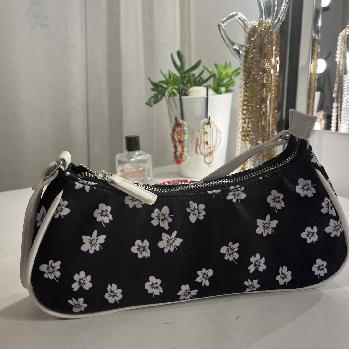 Blommig axelväska - 90