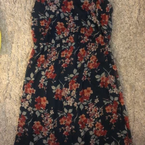 Blommig klänning - Jätte söt blommig klänning från vero moda. Aldrig använd storlek XL men passar mig i m och uppåt om man har lite större byst, annars kan den behövas sy in lite skulle jag tro.