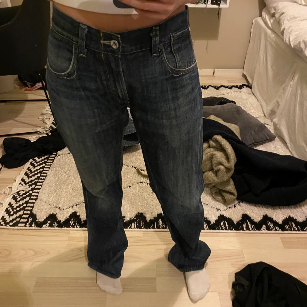 Ett par snygga Levis jeans! Fyndade secondhand för några månader sen, säljer de då de är för stora för mig som brukar ha 36 💘☺️. Jeans & Byxor.