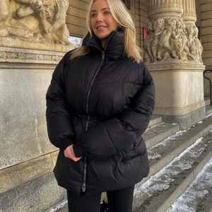 Dunjacka Svea - I nyskick. Använd Max 5 gånger. Storlek XS. Kan mötas upp i Vasastan eller skicka. Nypris 3999:- 