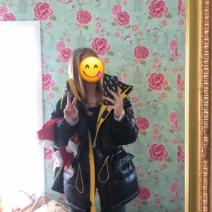 Puffer jacka - Säljer min super snygga puffer jacka som är gul på insidan. Använd några gånger men är som i ny skick, säljer den pga för många jackor! Fickorna är stora och väldigt användbara samt luvan är stor och snygg💕 Perfekt nu i när det är kallt för den är väldigt varm och skön💕  (köpt på plick) ❤️‍🔥