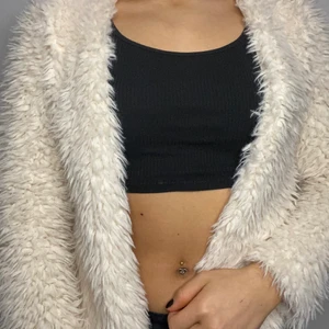 Mysig vit jacka - Storlek 38, bra skick, värm och comfy. 70kr + frakt