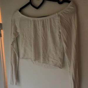 Långärmad tröja  - Kroppad långärmad tröja från Nelly!