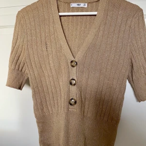 Topp - Guld glittrig fin topp från mango ✨