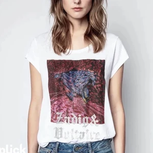 Zadig Voltaire t-shirt  - Säljer min helt slutsålda Zadig t-shirt. Den är i jättebra skick och sparsamt använd!!!  Säljer den för att den tyvärr inte kommer till användning längre. Storlek S men är lite oversize så passar även en M✨💕 skriv om fler bilder!!🙌