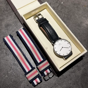 Klocka  - Daniel Wellington klocka i fint skick, små repor i uret men syns ej på normalt håll! Banden är lite slitna men fortfarande fina när man har klockan på sig, frakt tillkommer på 66kr 💗 (batteriet behöver bytas)