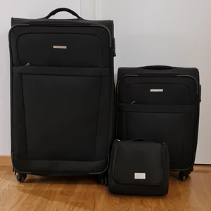 Resväska + kabinväska + necessär  - The big luggage and the toilet bag are as good as new. The cabin luggage is in good condition. I'm segling the whole set together.