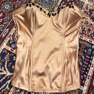 korsettopp med svart strass - säljer denna korsettliknande topp med spännen i ryggen:) den är strapless och har svart strass vid urringningen. säljer den då den är för liten på mig, har därav inga bilder på hur den sitter på:) den har kupstorlek C och jag skulle säga att den är en XS-S:) kom privat för fler bilder och/eller information🌖🔮