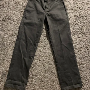 Dickies 874 Men’s original fit work W26/ - Ett par fina dickies byxor endast använda en gång!! Jag själv är 155 cm och de behöver endast rulla upp en gnutta. Låga i midjan och loose fit. Finns att hämta eller skickas i Stockholm. 