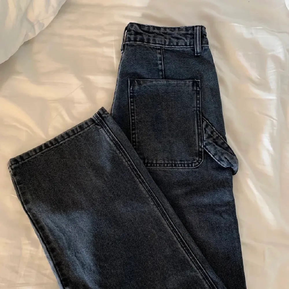 Cargo pants från ASOS i jeans material, köpte här på plick men det passar inte med mig. Ganska nyskick. DM för mera information eller fler bild, pris kan diskutera. . Jeans & Byxor.