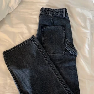 Cargo pants - Cargo pants från ASOS i jeans material, köpte här på plick men det passar inte med mig. Ganska nyskick. DM för mera information eller fler bild, pris kan diskutera. 