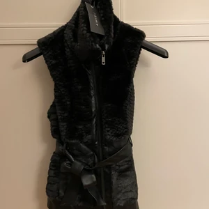 Pälväst  - Storlek 34 oanvänd 