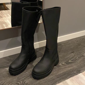 Höga Boots - Ett par superfina boots som aldrig är använda💕 köpte dom för 750kr och säljer dom för 300kr😊