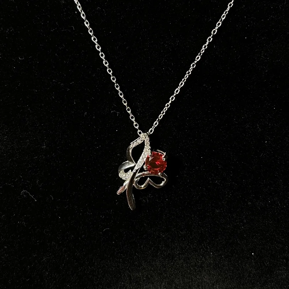 Halsband i silver med fjäril, stenar i cubic zirkonia❤️ Fri frakt✨. Accessoarer.