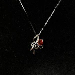 Halsband i silver med fjäril, stenar i cubic zirkonia❤️ Fri frakt✨