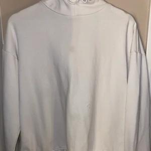 Vit hoodie - Helt vanlig hoodie, säljer billigt då den har en fläck som inte går bort men den syns inte när man har på sig den