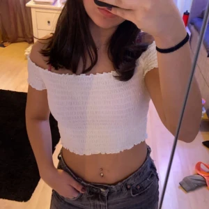 Vit croppad off-shoulder från H&M - Jättegullig topp från H&M som är ribbad och både croppad och off-shoulder. Nypris tror jag vae 149kr och den är i storlek xs❤️