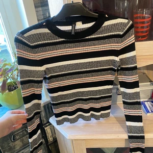 Randig långärmad - En snygg randig långärmad tröja ifrån h&m . Som är i jätte bra skick. Använd fåtal gånger.bär storlek S