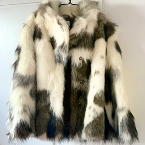 Pälsjacka fejk strl M  - Jacka i fejkpäls från h&m. Nyskick. Storlek M. Värmer mycket, perfekt till vinter/vårgareeroben! 