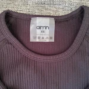 aimn Cropped Long Sleeve - Helt oanvänd svart ”Ribbed Seamless Crop Long Sleeve” från aimn. Storlek XS, säljer då den är för liten. 