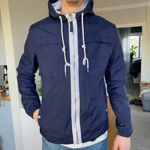 Vårjacka marinblå Björn Borg HERR - Herr vårjacka marinblå från Björn Borg. Strl M. Mycket bra skick. 