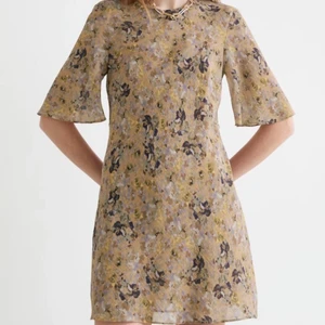 Blommig klänning - Otroligt fin klänning från & Other Stories som tyvärr inte kommit till användning hos mig då jag inte passar i färgen 😔 Helt i nyskick. Har ett tunt band som går att knyta i midjan men det går även att ta av. Nypris 790kr, 