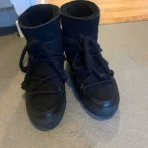 Svarta inukiis - Köpte i november och har inte kommit till användning mer än två gånger. Inte riktigt min stil men tycker dom är sjukt snygga. Pris kan diskuteras men köps direkt för 1700. Kan mötas i odenplan annars frakt.