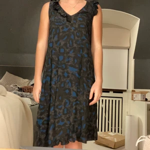 Zadig et Voltaire klänning - Klänning i leopardmönster från Zadig et Voltaire. Perfekt för fest eller semester. Använd fåtal gånger 🐆🐆 frakt ingår