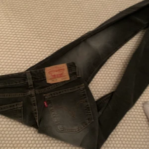 Levis lågmijade gråa jeans - Köpta här på Plick men de var för små.Storleken är w26 L32.De är i superbra skick.💖Modellen är raka jeans och jeansen är lågmidjade 