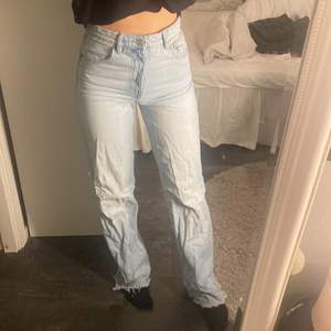 högmidjade jeans från zara i storlek 36 passar mig perfekt och jag är 172cm lång💓mycket bra skick använda fåtal gånger därav säljer jag dom💓köpare står för frakt 