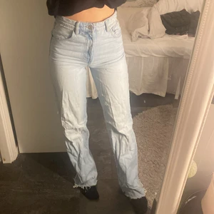 jeans - högmidjade jeans från zara i storlek 36 passar mig perfekt och jag är 172cm lång💓mycket bra skick använda fåtal gånger därav säljer jag dom💓köpare står för frakt 