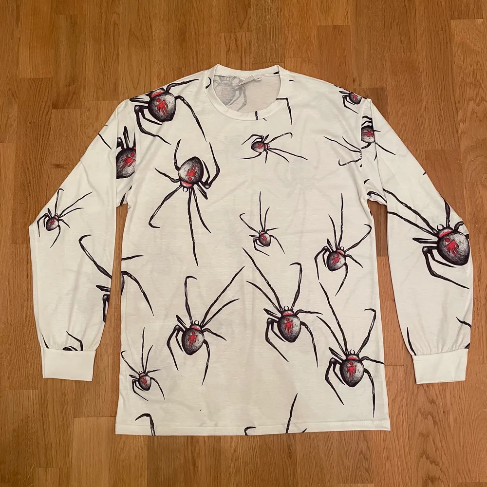 Äkta Billie Eilish Merch i storlek S. Helt oanvänd. Frakt tillkommer.. Tröjor & Koftor.